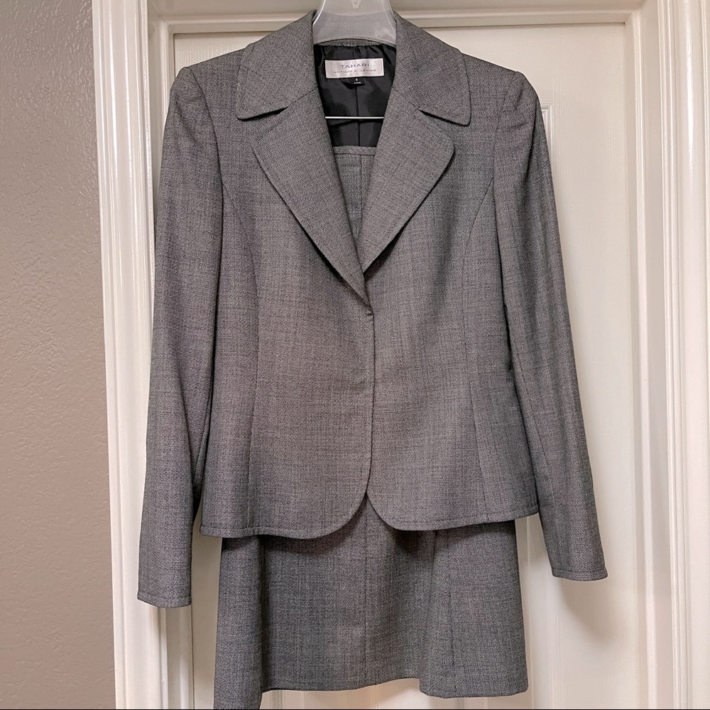 TAHARI - Gray business suit